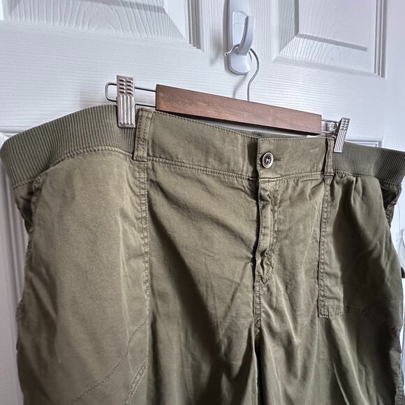NWT Women's 22W EVRI Olive Green Elastic Comfort Waist Utility Skimmer Capris - Picture 3 of 9
